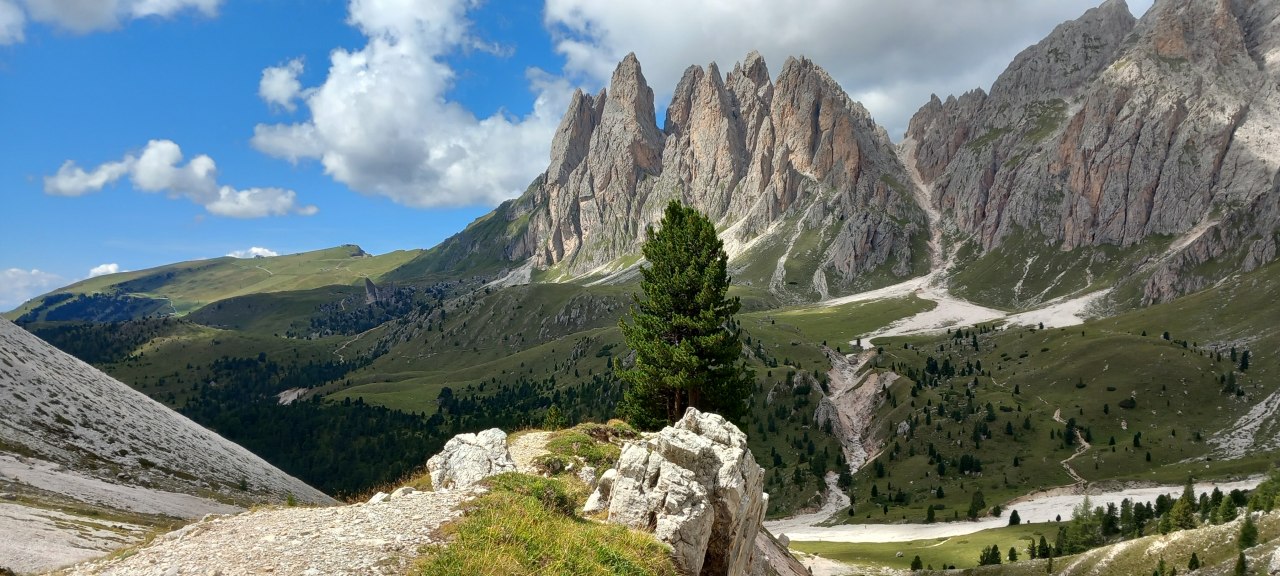 Domenica 23 Agosto 2026 propone una escursione al RIF. STEVIA E COL DALA PIERES – m. 2747 (Val Gardena)